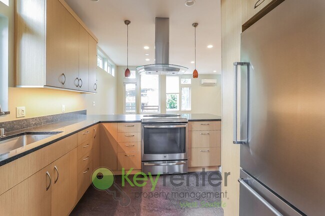 Foto del edificio - Modern Seattle Home Featuring Hardwood Floors and Style