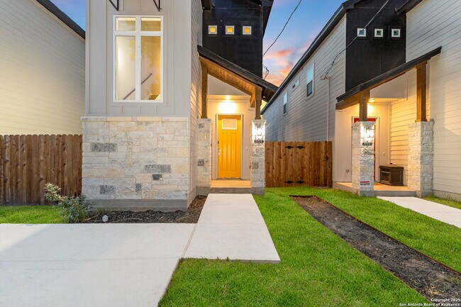 Foto del edificio - Charming 3-Bed Custom Luxury Rental with 2.5 Baths near Downtown San Antonio – 1668 Sq Ft of Comf...