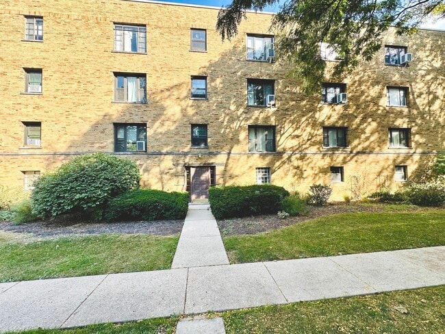 Building Photo - 1555 Monroe Ave