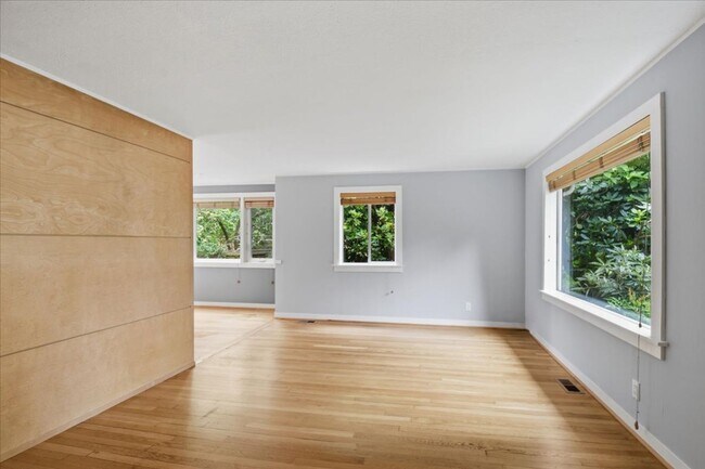 Building Photo - 2Bd/1Ba Seattle Home