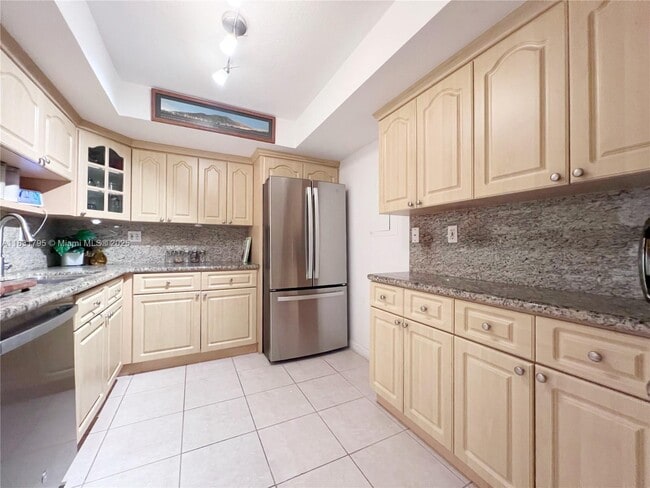 Building Photo - 1420 Brickell Bay Dr