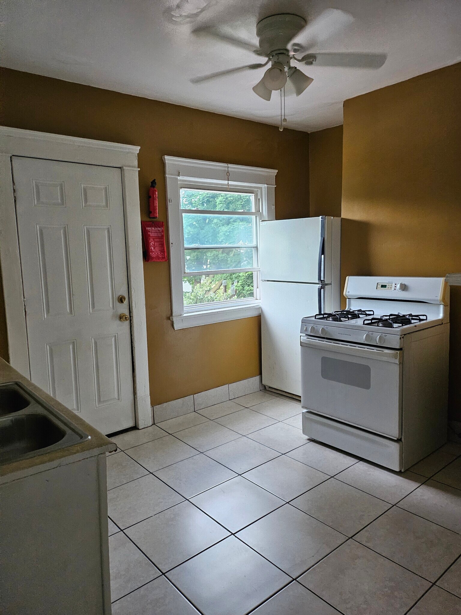 15819 Huntmere Ave Cleveland, OH 44110 – photo 2
