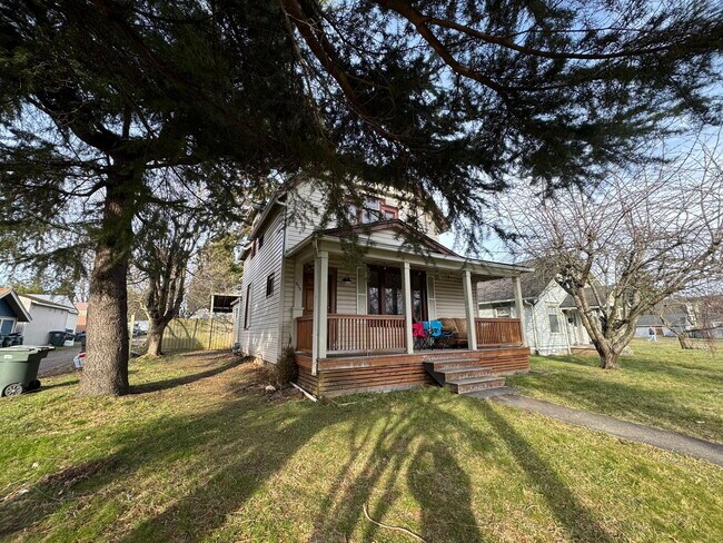 Building Photo - Sunnyland 5BR Near Trader Joe's – Walk to Schools, Private Yard, Pet Friendly | Pre-Leasing Aug 2026