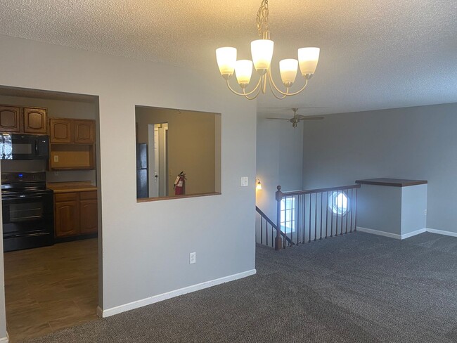 Building Photo - 3 Bedroom 2 bath Twinhome