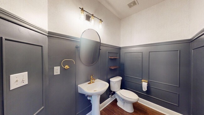 Building Photo - Beautiful 3-Bedroom Townhome in the Cottag...