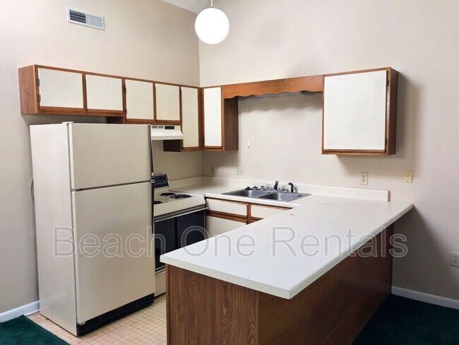 Building Photo - 500 Fairway Village Dr