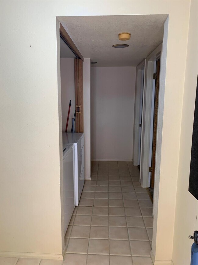 Foto del edificio - 27535 Lakeview Dr