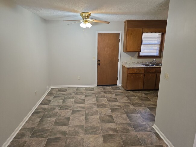 Building Photo - Gaston 3 Bedroom 1 1/2 Bathroom