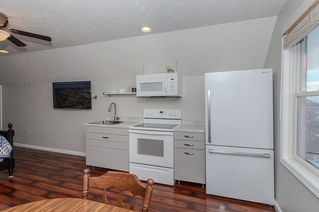 Building Photo - 625 Devon Dr