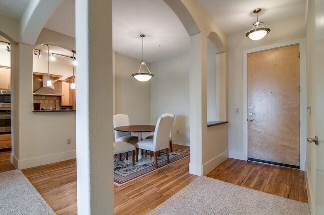 Foto del edificio - Available NOW! 2-Bed/2-Bath Hillsboro/Belmont