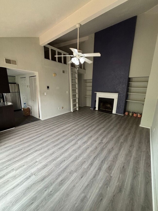 Building Photo - Beautiful 1/1 Just Minutes from Cascades P...