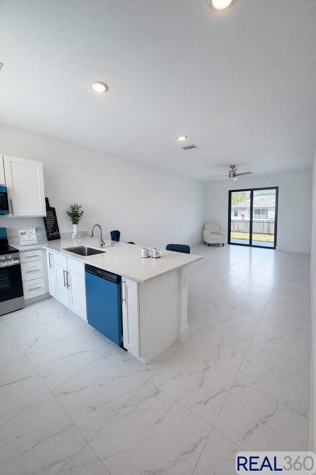 Foto del edificio - 2416-2418 Xelda Ave N