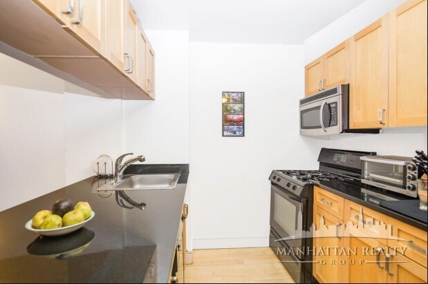 Building Photo - 420 W 52nd St