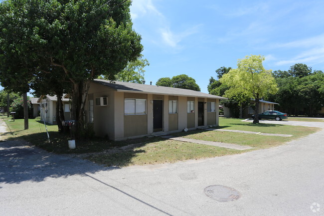 Building Photo - Covina Plaza