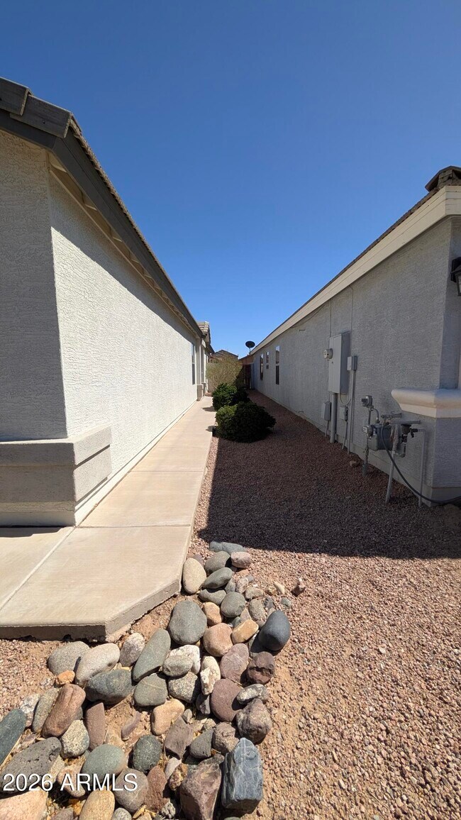 Building Photo - 1377 E Pryor Rd