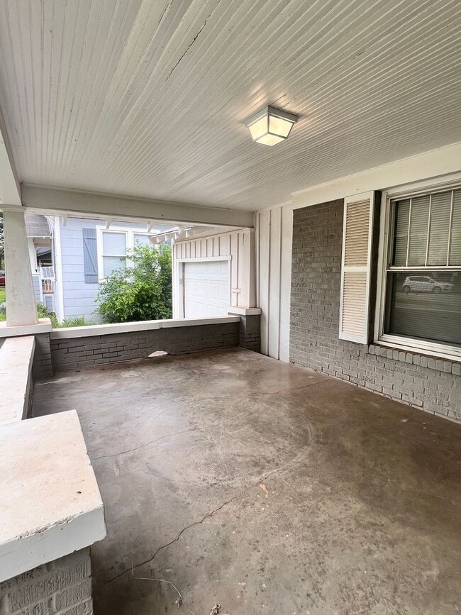 Building Photo - Spacious 3 Bedroom 2 Bath
