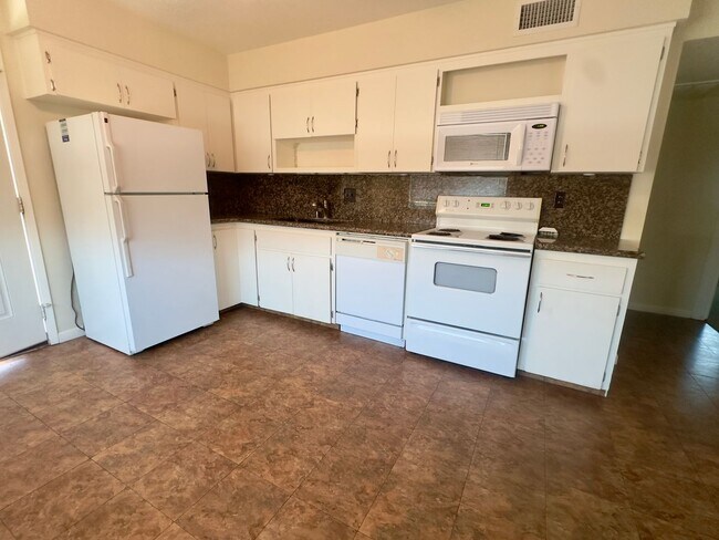 Foto del edificio - 2 Bed 2 Bath Duplex Long Term Rental!