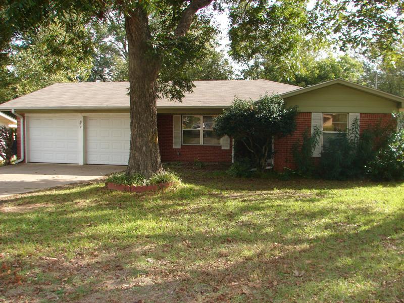 Primary Photo - 912 Moorehill Dr