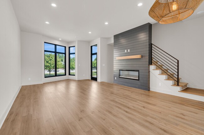 Sala de estar junto al comedor y la cocina. - 671 E 16th St