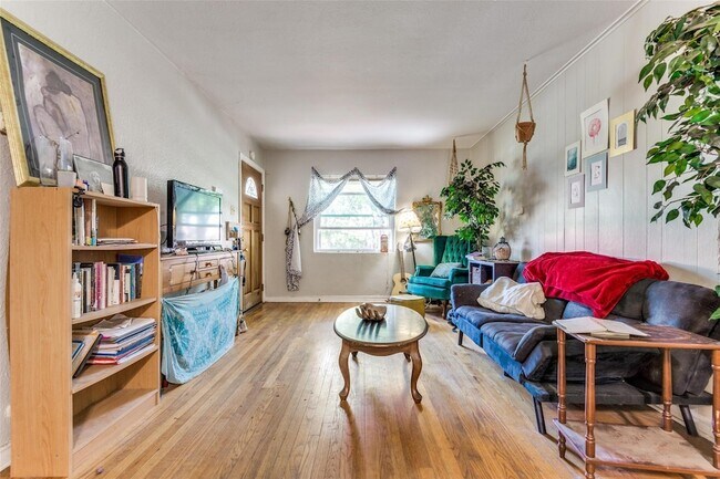 Foto del edificio - 902 Denton St