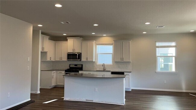 Building Photo - 233 Hauser Dr