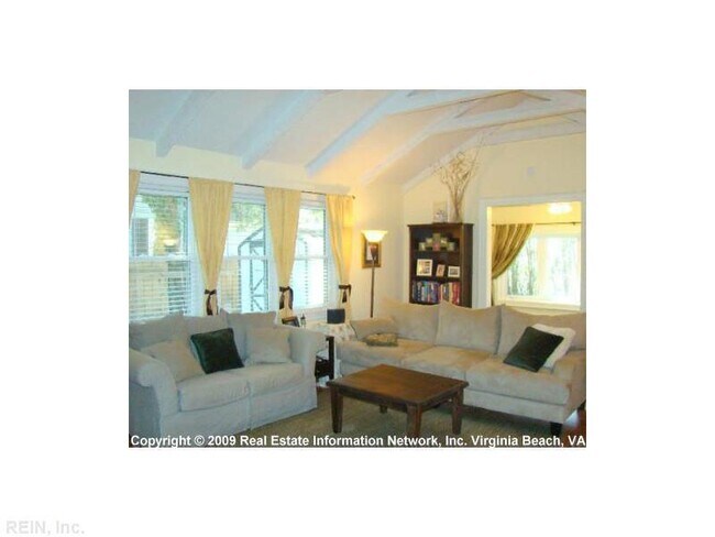 Building Photo - LARCHMONT