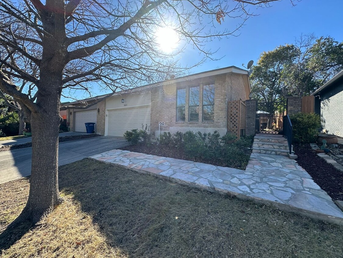 Foto principal - 2-BEDROOM GARDEN HOME IN ALAMO HEIGHTS