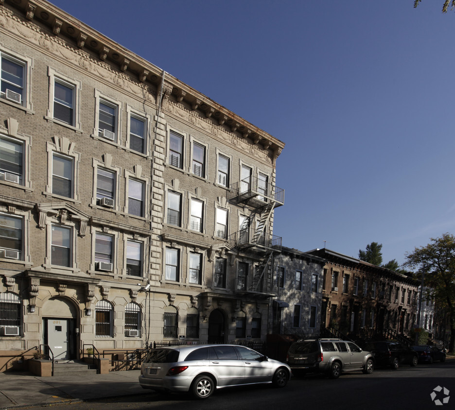 Foto principal - 693 Madison St