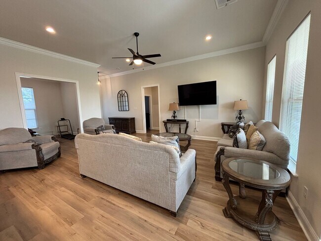 Foto del edificio - 331 Hummingbird Ln