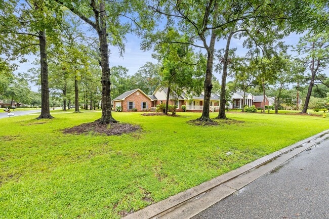 Building Photo - Renovated Home on Large Corner Lot in Coveted Strathy Hall