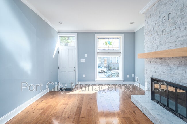 Building Photo - 724 S Ellwood Ave