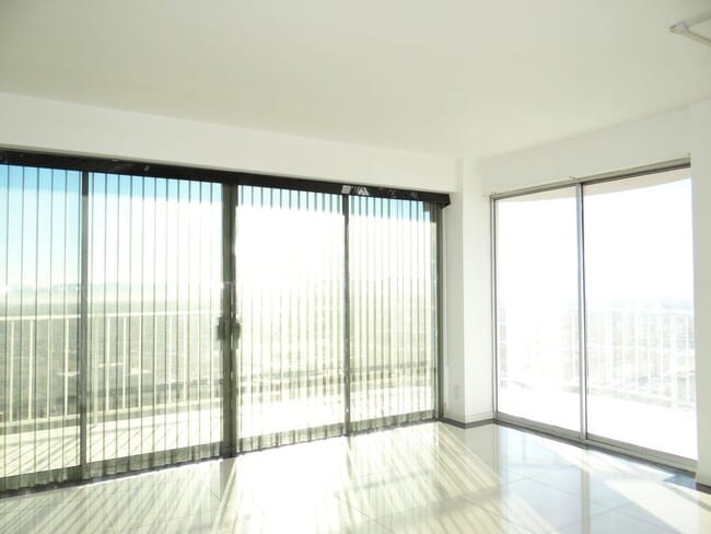 Building Photo - **COMING SOON** SPACIOUS! 2BD/2.5BA HIGH R...