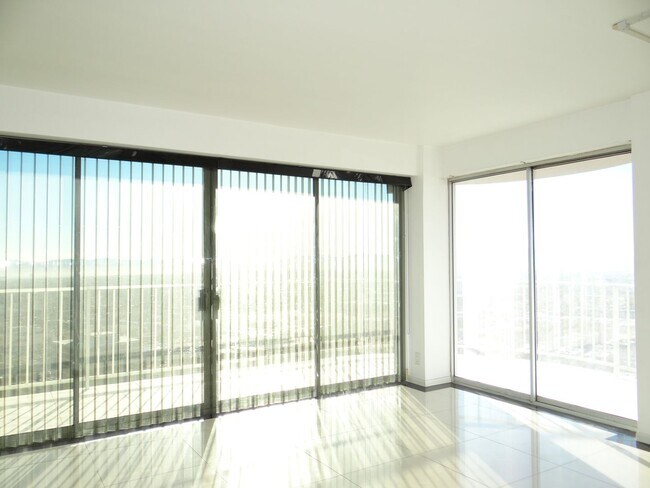 Foto del edificio - **COMING SOON** SPACIOUS! 2BD/2.5BA HIGH R...