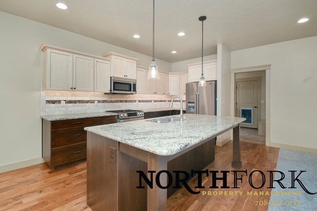 Building Photo - Desirable Star Home Coupled with Convenience