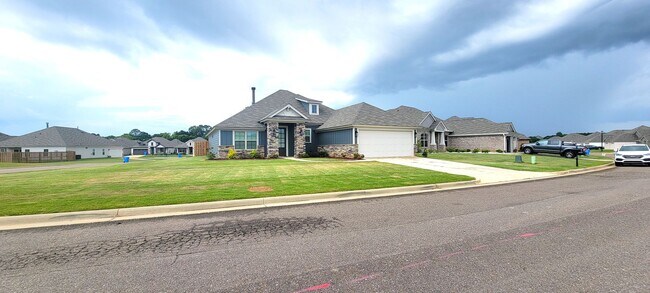 Building Photo - BEAUTIFUL 4 Bedroom 2 Bath Home in the Des...