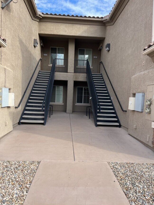 Building Photo - 1 Bedroom 1 Bath Condo Ready for Move In!