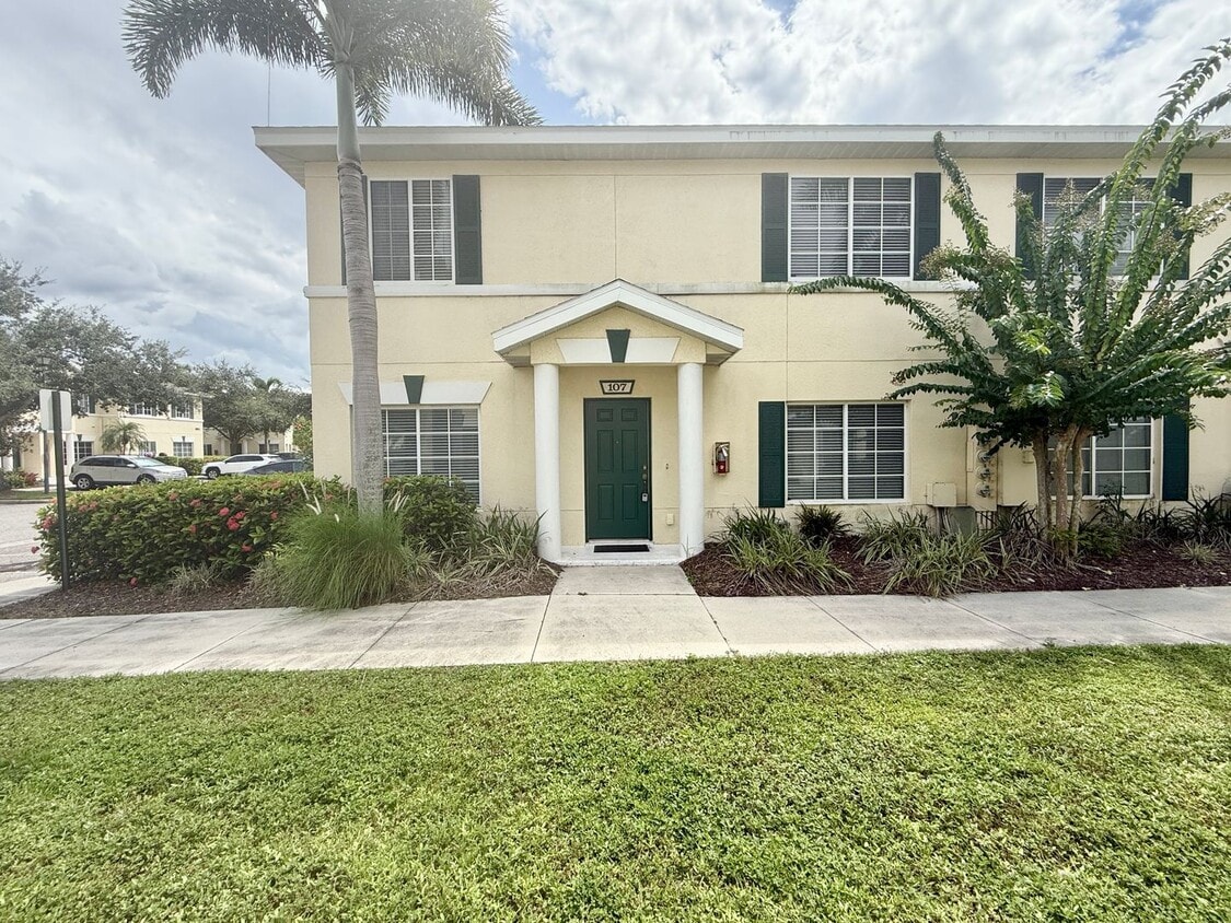 Clean and Comfortable 3 Bedroom Townhome - Clean and Comfortable 3 Bedroom Townhome