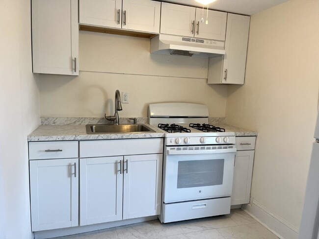 Foto del edificio - Completely Updated Large 2BR,1BA AVAILABLE...