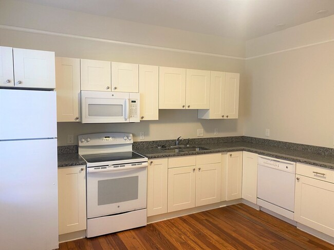 Building Photo - Two Bedroom Apartment On Tattnall Square Park