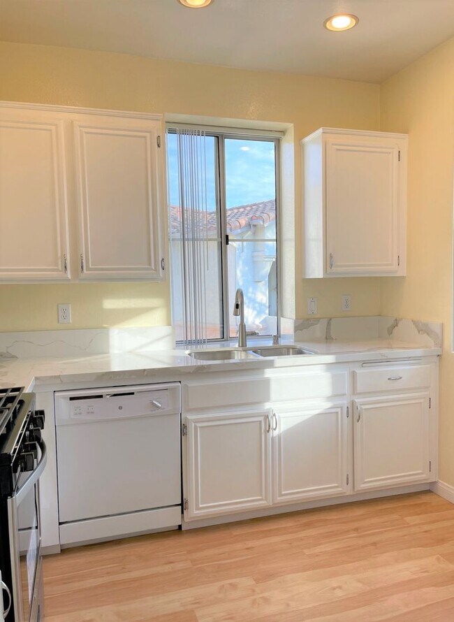 Foto del edificio - Beautiful Rancho San Diego Condo!