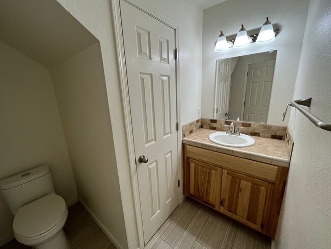 Building Photo - 3 Bed/2.5 Bath Two Story Spacious Duplex Unit in NE Bend - Tucson Way