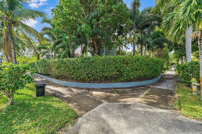 Building Photo - 600 Biscayne Dr