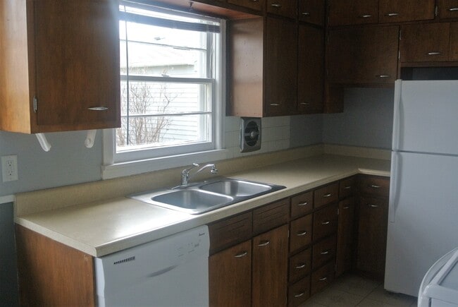 Building Photo - 2 Bedroom House