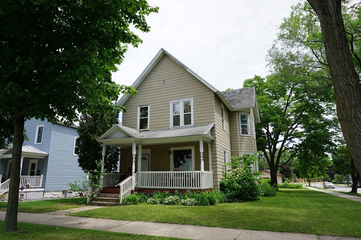Foto principal - Large home on corner lot in great north si...