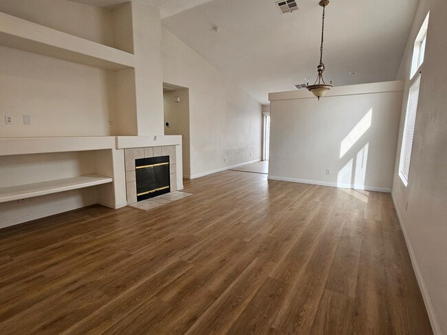 Building Photo - Charming Single-Story with Vaulted Ceilings Near Shopping & Freeways