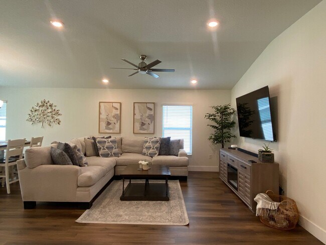 Foto del edificio - Spacious 4 Bed, 2 Bath Home Backing to Pre...
