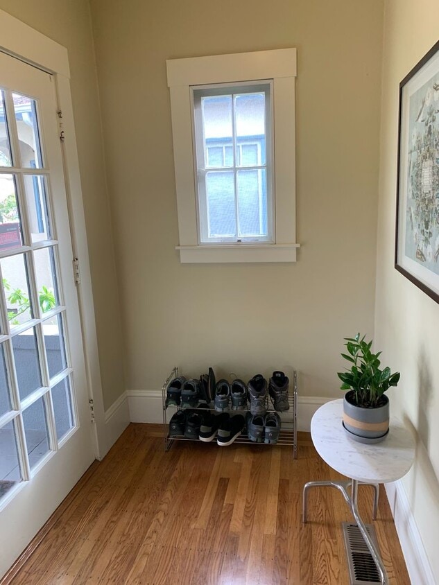 Primary Photo - Charming remodeled bungalow near lots of s...