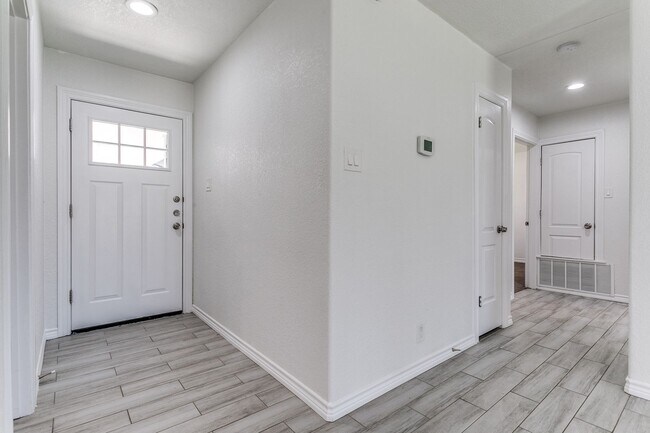 Foto del edificio - 3 Bedroom Home in El Chaparral Neighborhood