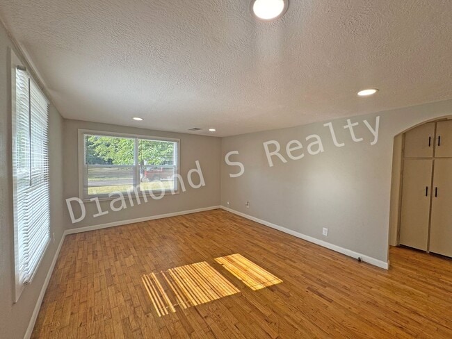Building Photo - Charming and Clean 2 Bedroom Home Availalbe!