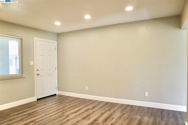 Building Photo - 576 Smalley Ave
